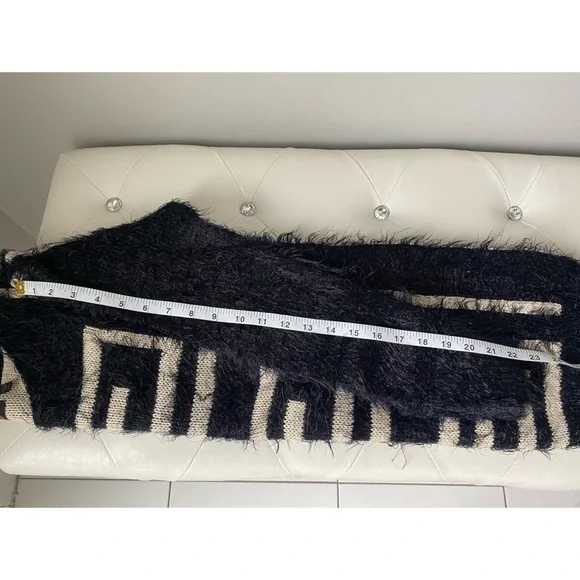 SOLD 🚫 Dex • Fuzzy thick black long sleeve shirt with cream design 🖤 - Picture 10 of 10